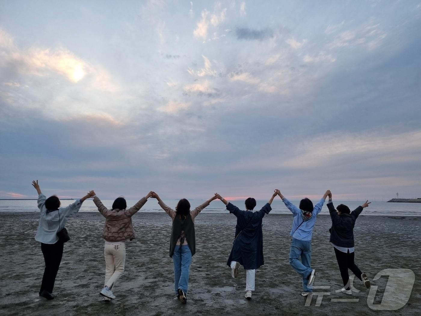  ‘세계를 품은 힐링성지, 고창’ 농촌관광 프로그램, 고창갯벌체험을 하고 있는 참가자들&#40;고창군 제공&#41;2024.10.28/뉴스1