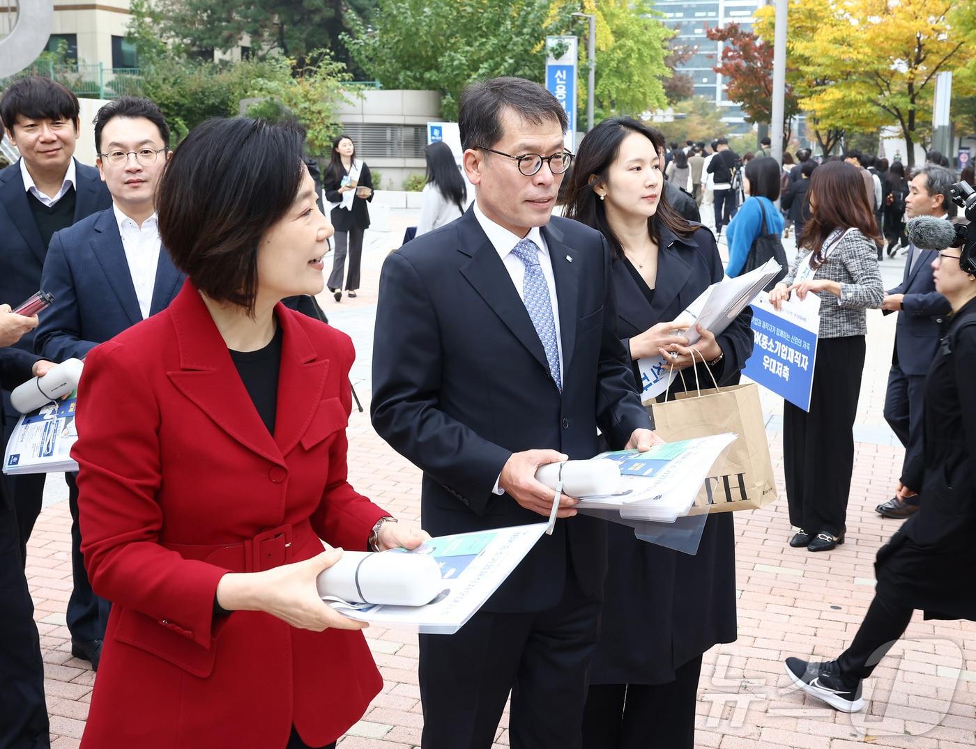 오영주 중소벤처기업부 장관&#40;왼쪽&#41;과 김성태 IBK기업은행장&#40;오른쪽&#41;이 28일 서울 구로구 기업은행 구로동지점 인근에서 출근길 가두 홍보 캠페인을 하고 있다. 사진은 IBK기업은행 제공.