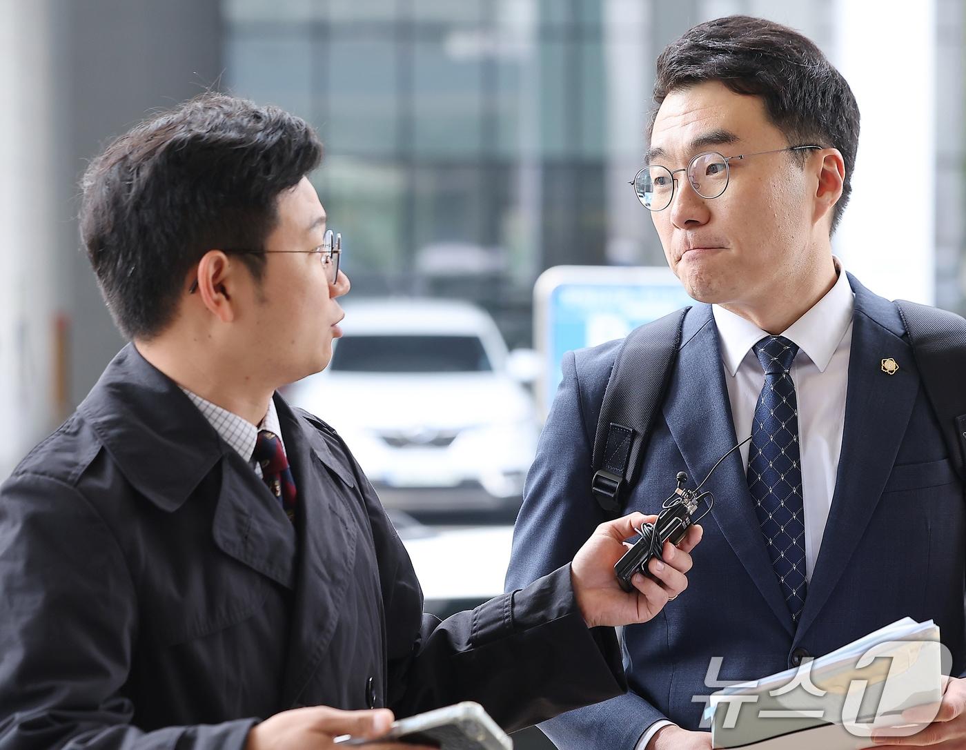 거액의 암호화폐&#40;코인&#41; 보유 사실을 숨기기 위해 허위로 국회 재산 신고를 한 의혹을 받는 김남국 전 더불어민주당 의원이 28일 오전 서울 양천구 남부지법에서 열리는 위계공무집행방해 혐의 관련 첫 공판 출석에 앞서 취재진의 질문을 듣고 있다. 2024.10.28/뉴스1 ⓒ News1 김진환 기자