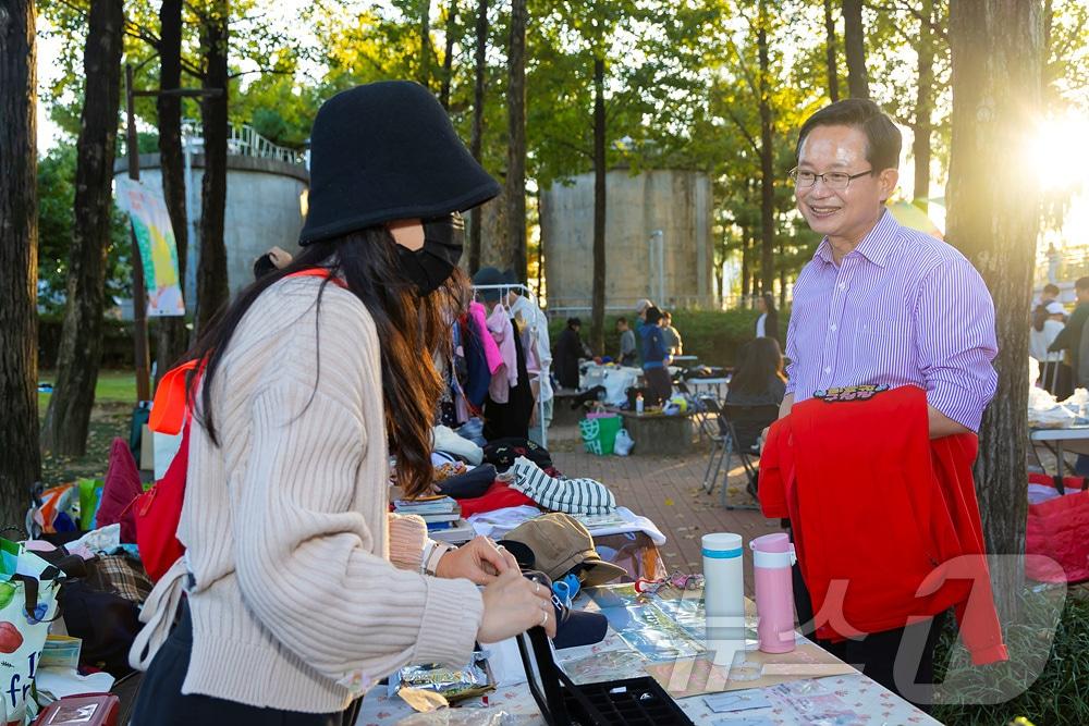 최호권 구청장이 플리마켓에 참여한 구민과 대화를 나누는 모습. &#40;영등포구 제공&#41;ⓒ 뉴스1