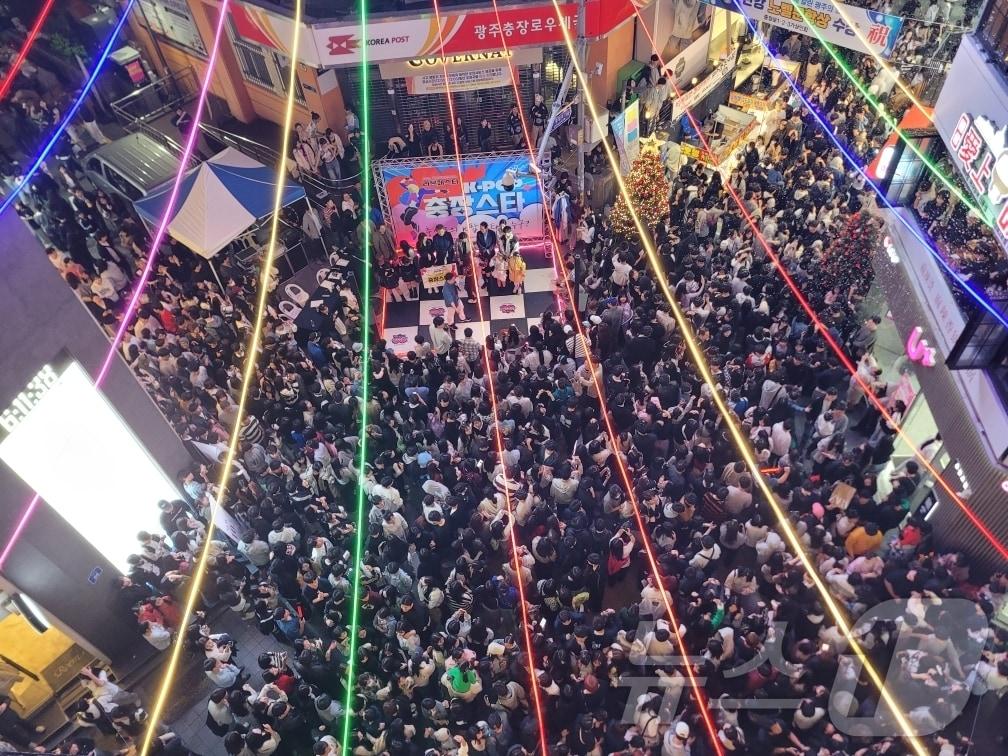 26일 오후 광주 동구 충장우체국 앞에서 열린 라온페스타에 많은 인파가 몰려있다. &#40;독자제공&#41; 2024.10.28/뉴스1