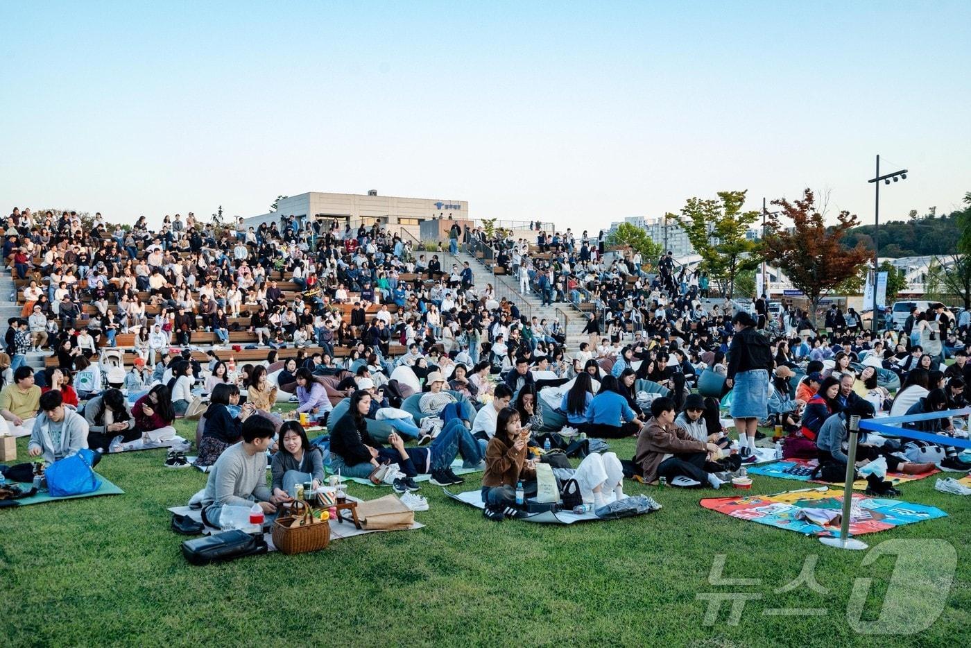  기아가 26일 서울 용산구 이촌동 노들섬에서 개최한 &#39;하모니움 페스티벌&#39;에서 시민들이 야외 토크 콘서트와 음악회를 감상하는 모습&#40;기아 제공&#41;. 2024.10.26.