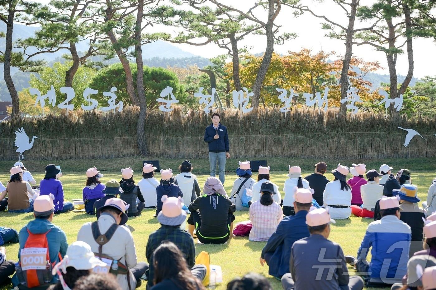 노관규 순천시장이 지난 26일과 27일 이틀간 열린 순천만갈대축제에서 관람객들에게 인사를 하고 있다.&#40;순천시 제공&#41;2024.10.28/뉴스1