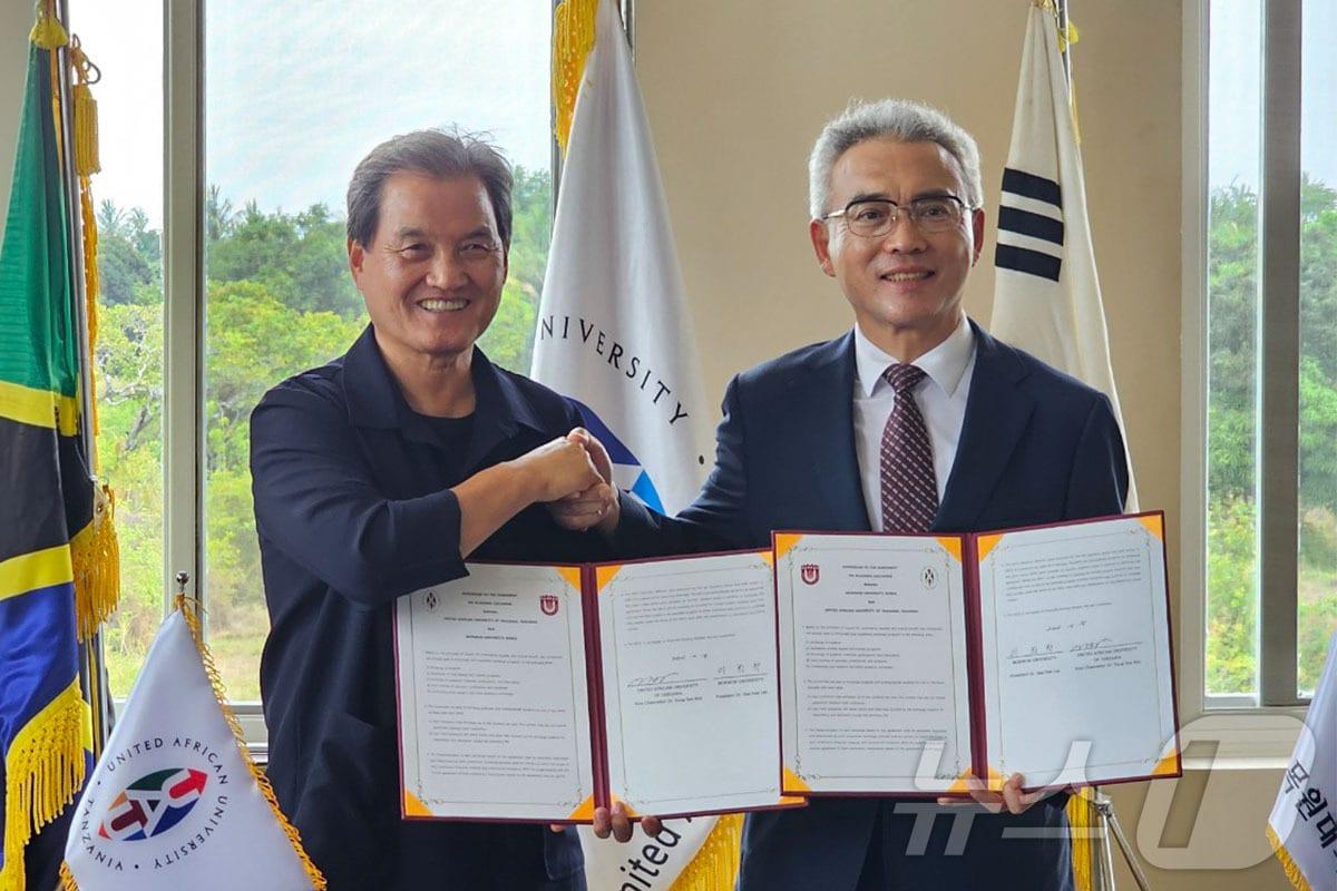  목원대 이희학 총장&#40;오른쪽&#41;과 김성수 UAUT 총장이 협약을 체결하며 기념촬영을 하고 있다.&#40;목원대 제공&#41;/뉴스1