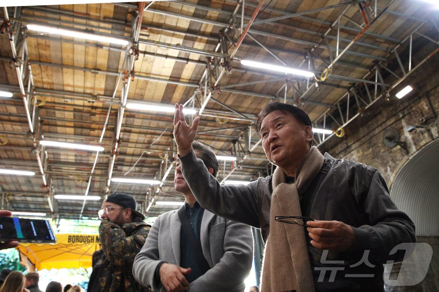 김영환 충북지사가 영국 런던 선하부지를 견학하고 있다. &#40;충북도 제공&#41;