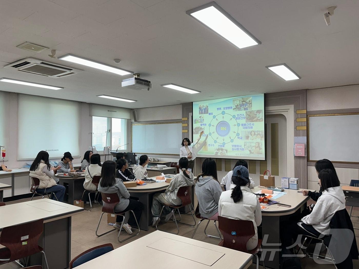 광산구꿈드림센터와 광주보건대 학교 밖 청소년 직업체험 지원.&#40;광산구꿈드림센터 제공&#41;2024.10.28/뉴스1