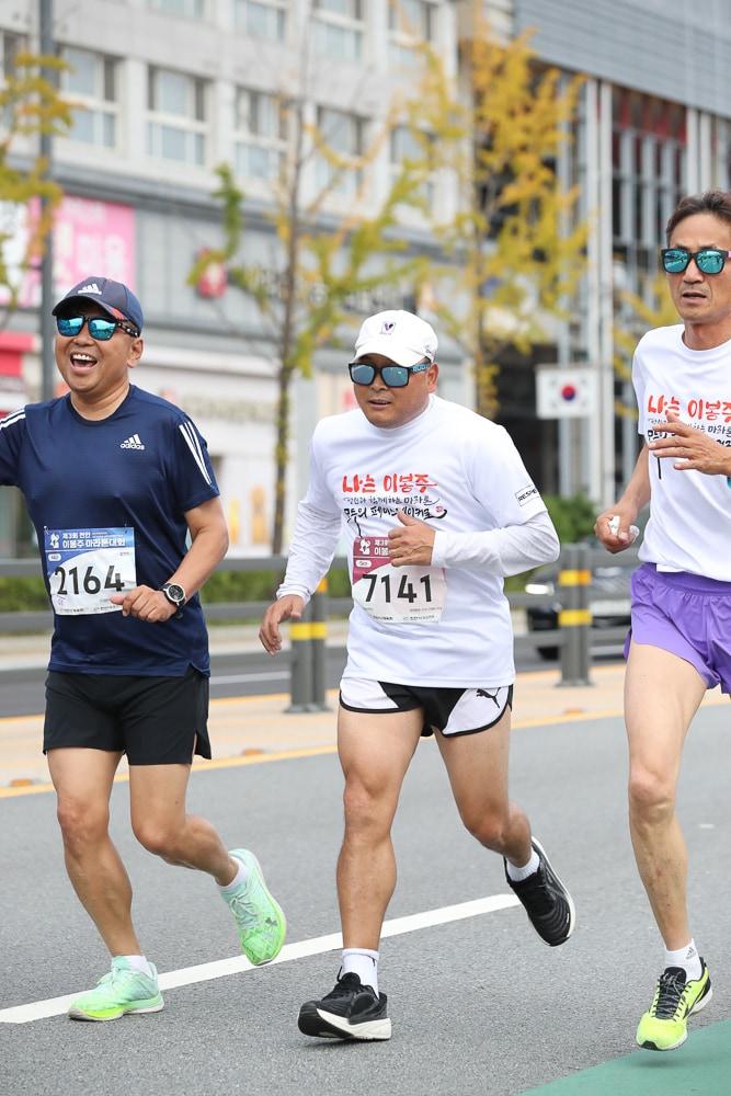 국민 마라토너 이봉주&#40;가운데&#41;가 지난 27일 천안에서 열린 &#39;이봉주 마라톤 대회&#39;에 참가해 5㎞를 달렸다. &#40;런코리아 제공&#41; /뉴스1