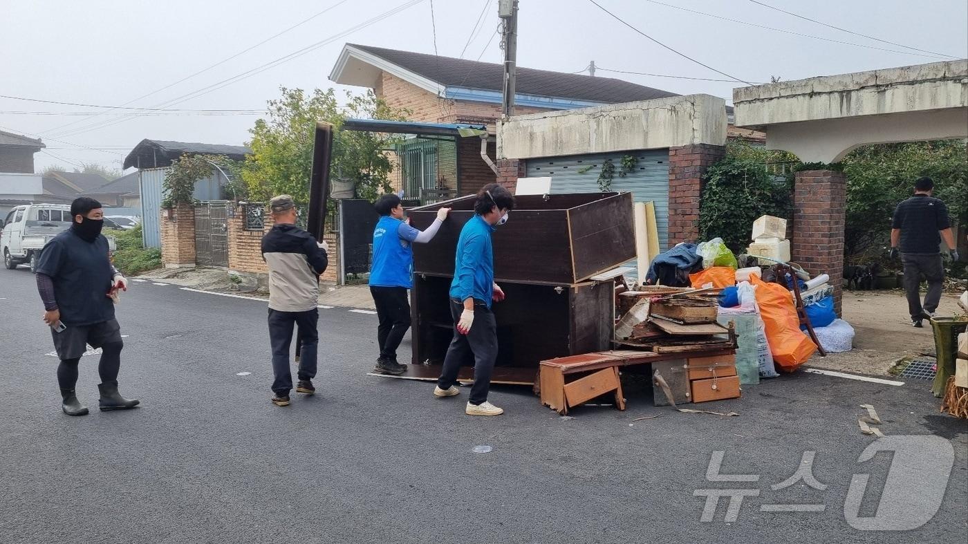 바르게살기운동 금산군협의회 청년회 회원들의 취약계층 주거환경개선 봉사 모습.&#40;금산군 제공&#41;/ 뉴스1 ⓒ News1 