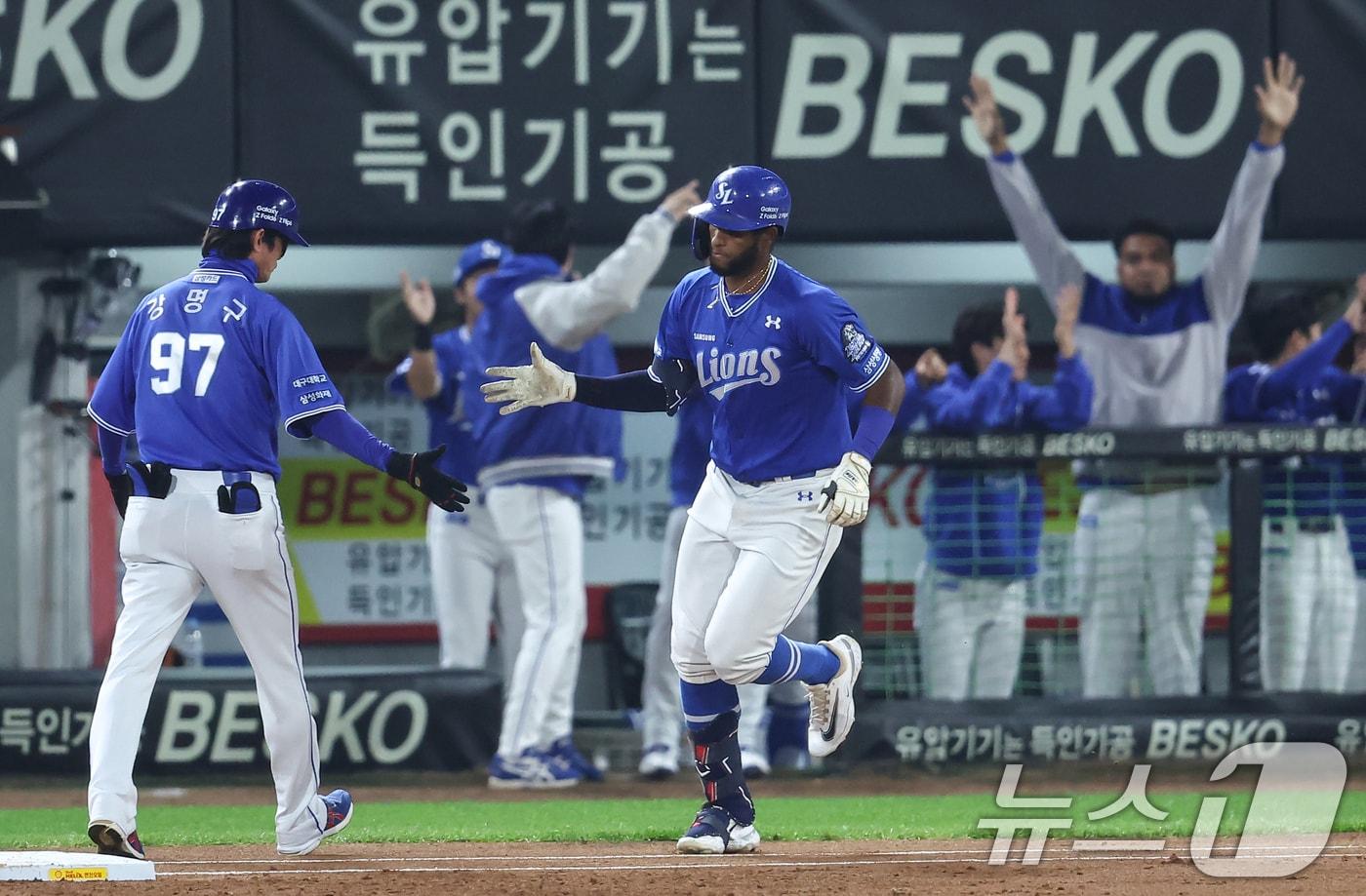 28일 오후 광주 북구 기아챔피언스필드에서 열린 프로야구 &#39;2024 신한 SOL 뱅크 KBO 포스트시즌&#39; 한국시리즈 5차전 삼성 라이온즈와 기아 타이거즈의 경기, 1회초 2사 1루 상황에서 삼성 디아즈가 2점 홈런을 치고 기뻐하고 있다. 2024.10.28/뉴스1 ⓒ News1 김도우 기자