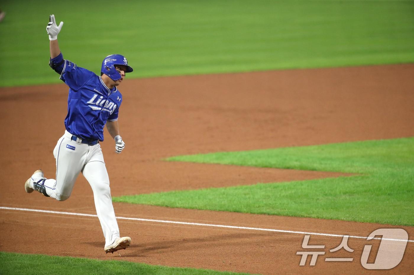 28일 오후 광주 기아챔피언스필드에서 열린 프로야구 &#39;2024 신한 SOL 뱅크 KBO 포스트시즌&#39; 한국시리즈 5차전 삼성 라이온즈와 KIA 타이거즈의 경기 1회초 2사 주자 없는 상황 삼성 김영웅이 KIA 양현종을 상대로 1점 홈런을 치고 환호하고 있다. 2024.10.28/뉴스1 ⓒ News1 임세영 기자