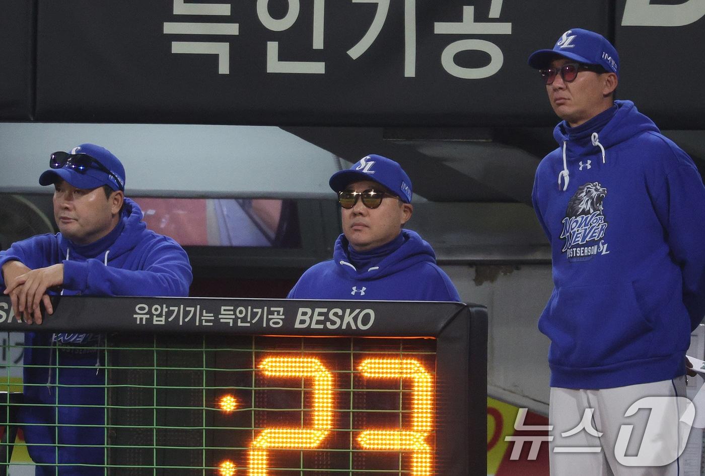 28일 오후 광주 기아챔피언스필드에서 열린 프로야구 &#39;2024 신한 SOL 뱅크 KBO 포스트시즌&#39; 한국시리즈 5차전 삼성 라이온즈와 KIA 타이거즈의 경기, 5회말 삼성 박진만 감독이 경기를 바라보고 있다. 2024.10.28/뉴스1 ⓒ News1 장수영 기자