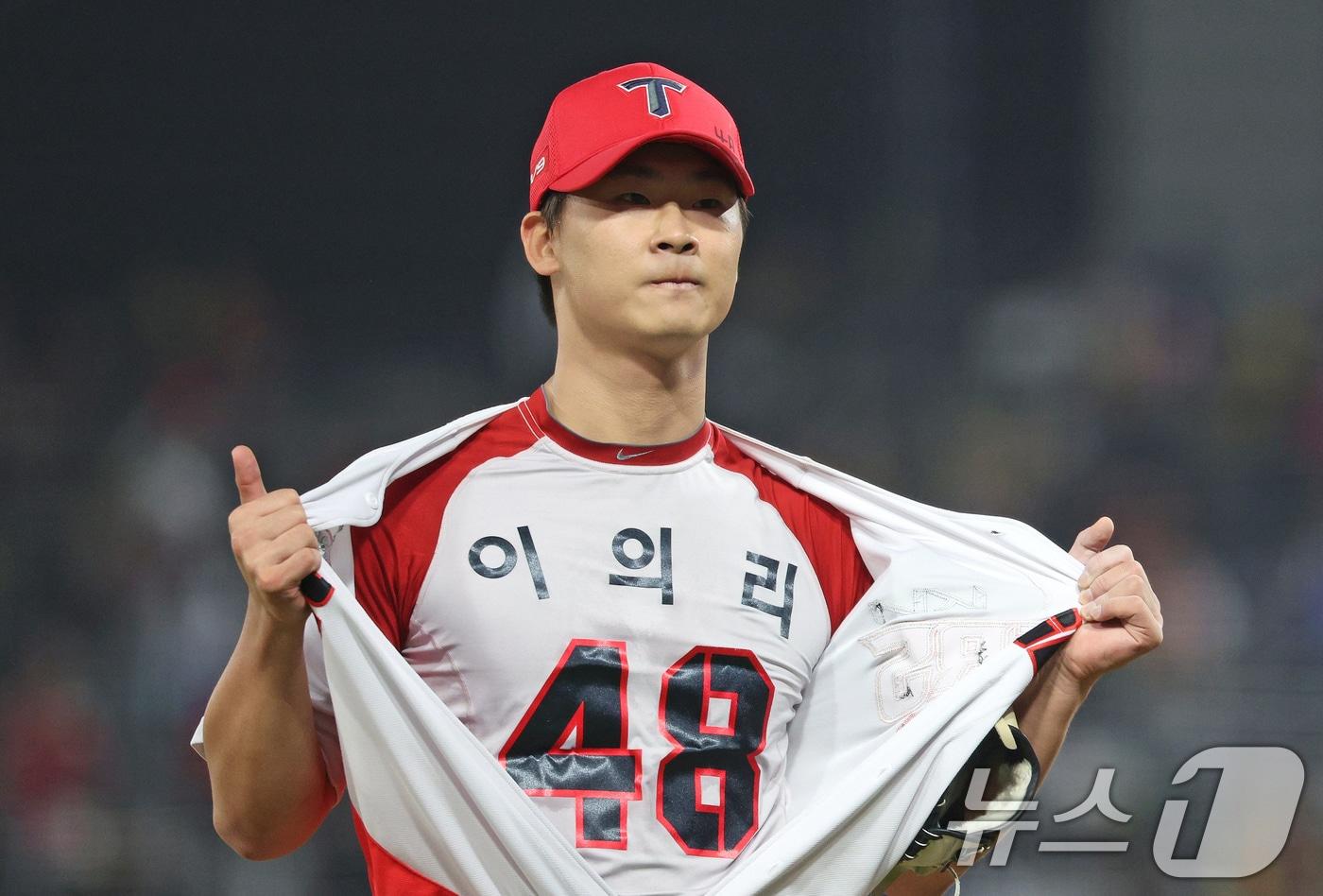 28일 오후 광주 기아챔피언스필드에서 열린 프로야구 &#39;2024 신한 SOL 뱅크 KBO 포스트시즌&#39; 한국시리즈 5차전 삼성 라이온즈와 KIA 타이거즈의 경기, 6회초 KIA 중간 계투 곽도규가 2사 1루 상황을 무실점으로 막아낸 뒤 이의리가 적힌 셔츠를 보이고 있다. 2024.10.28/뉴스1 ⓒ News1 장수영 기자