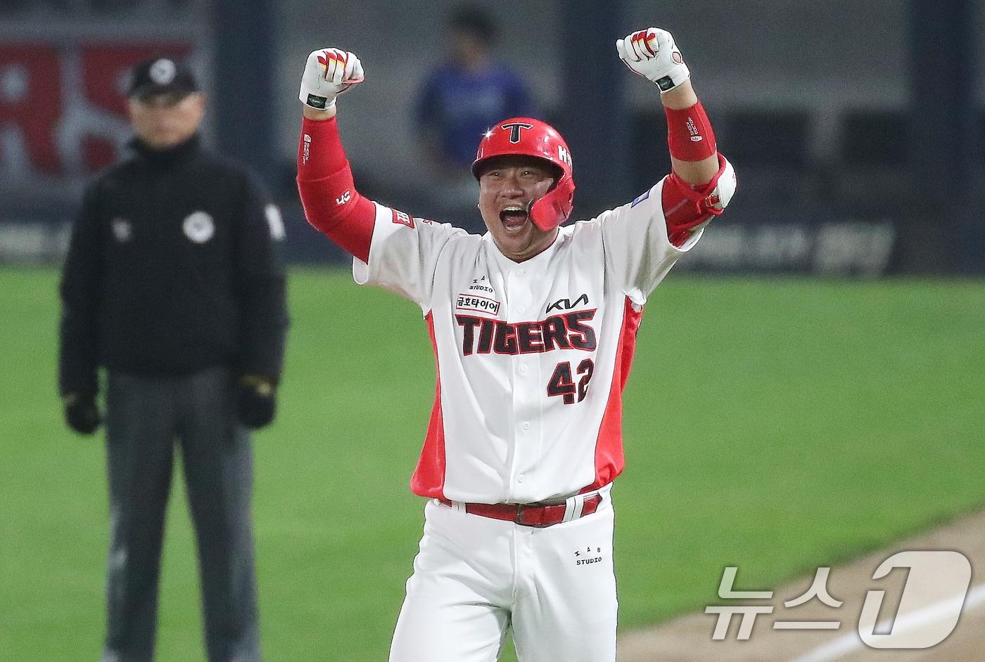 28일 오후 광주 기아챔피언스필드에서 열린 프로야구 &#39;2024 신한 SOL 뱅크 KBO 포스트시즌&#39; 한국시리즈 5차전 삼성 라이온즈와 KIA 타이거즈의 경기, 6회말 1사 1,3루 상황 KIA 김태군이 삼성 임창민을 상대로 1타점 적시 내야안타를 치고 환호하고 있다. 2024.10.28/뉴스1 ⓒ News1 임세영 기자