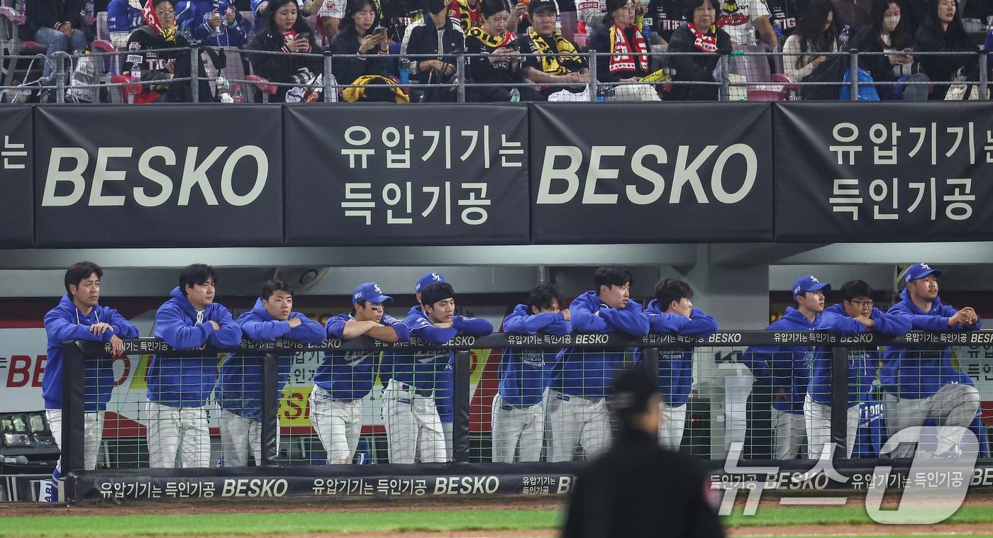 28일 오후 광주 북구 기아챔피언스필드에서 열린 프로야구 &#39;2024 신한 SOL 뱅크 KBO 포스트시즌&#39; 한국시리즈 5차전 삼성 라이온즈와 기아 타이거즈의 경기, 삼성 더그아웃 선수들이 경기를 지켜보고 있다. 2024.10.28/뉴스1 ⓒ News1 김도우 기자