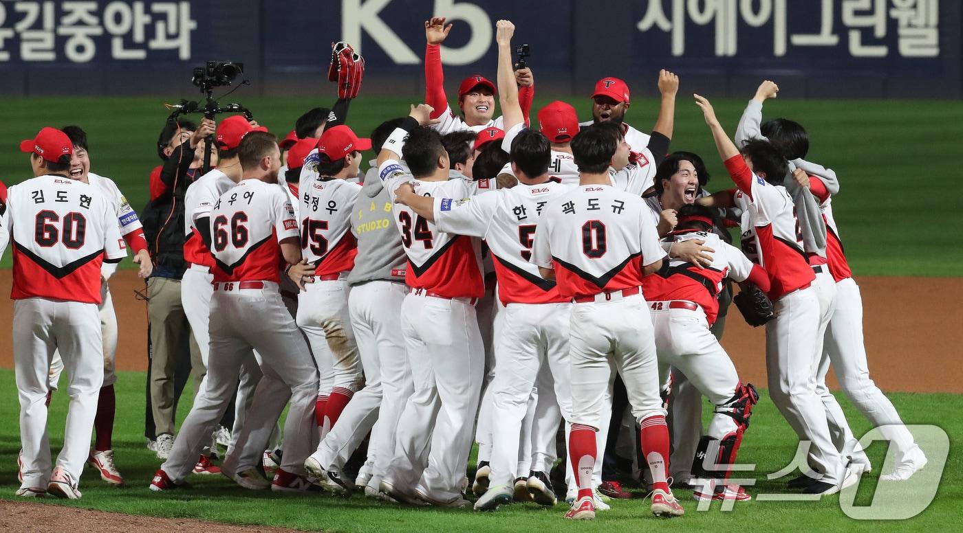 28일 오후 광주 기아챔피언스필드에서 열린 프로야구 &#39;2024 신한 SOL 뱅크 KBO 포스트시즌&#39; 한국시리즈 5차전 삼성 라이온즈와 KIA 타이거즈의 경기에서 7대5으로 승리하며 시리즈 전적 4대1로 통합 우승을 차지한 KIA 선수들이 자축하고 있다. 2024.10.28/뉴스1 ⓒ News1 임세영 기자