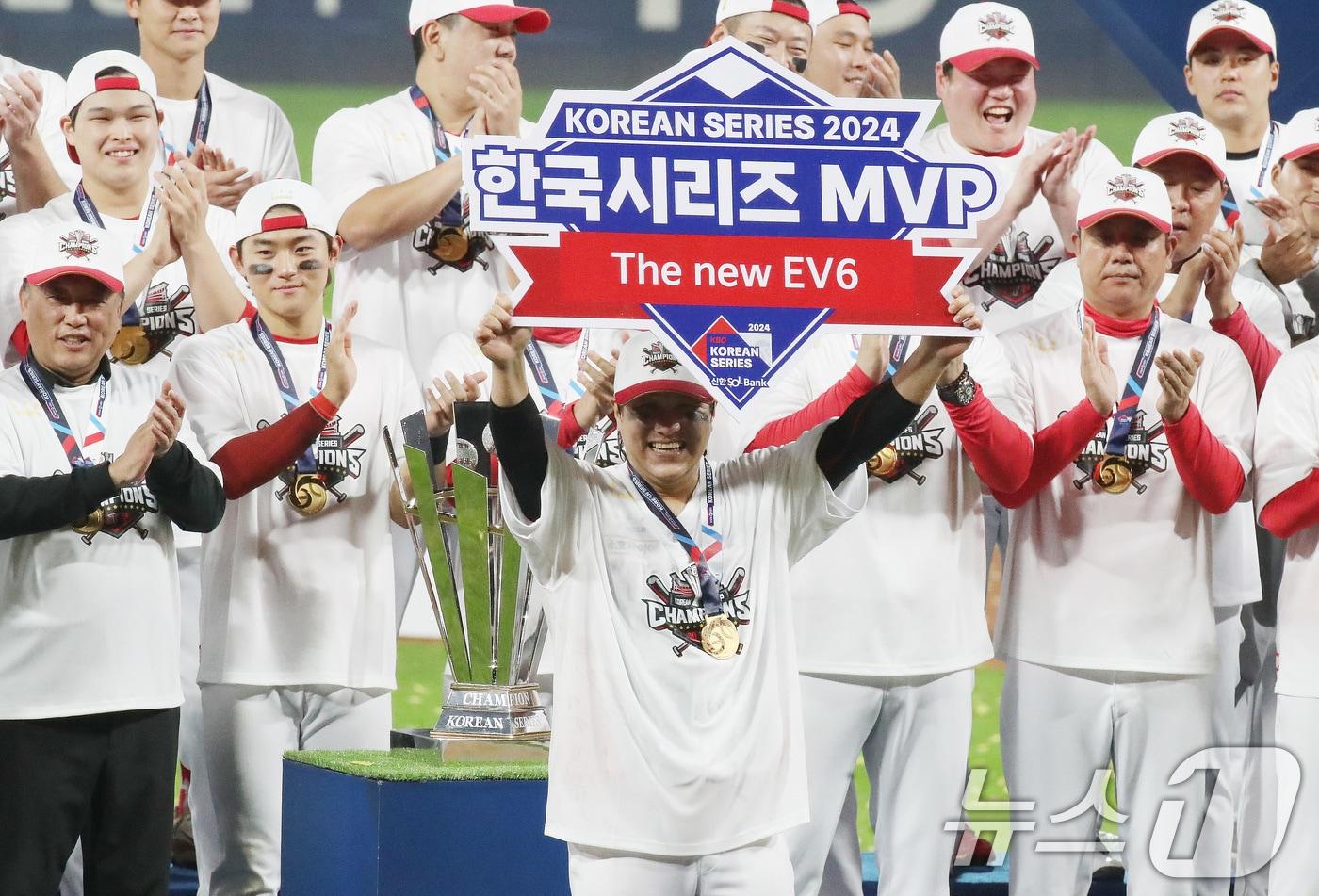 28일 오후 광주 기아챔피언스필드에서 열린 프로야구 &#39;2024 신한 SOL 뱅크 KBO 포스트시즌&#39; 한국시리즈 5차전 삼성 라이온즈와 KIA 타이거즈의 경기 우승 트로피 시상식에서 KIA 김선빈이 한국시리즈 MVP를 수상하고 있다. 2024.10.28/뉴스1 ⓒ News1 임세영 기자