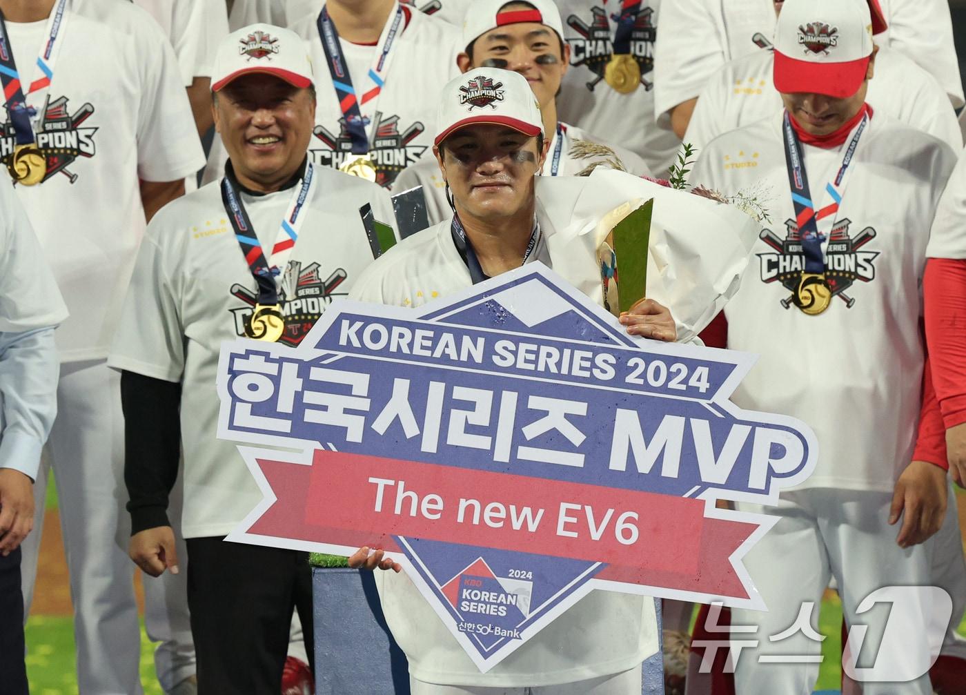 28일 오후 광주 기아챔피언스필드에서 열린 프로야구 &#39;2024 신한 SOL 뱅크 KBO 포스트시즌&#39; 한국시리즈 삼성 라이온즈와 기아 타이거즈의 경기를 마친 뒤 한국시리즈 MVP 차지한 김선빈이 기념촬영 하고 있다. 2024.10.28/뉴스1 ⓒ News1 장수영 기자