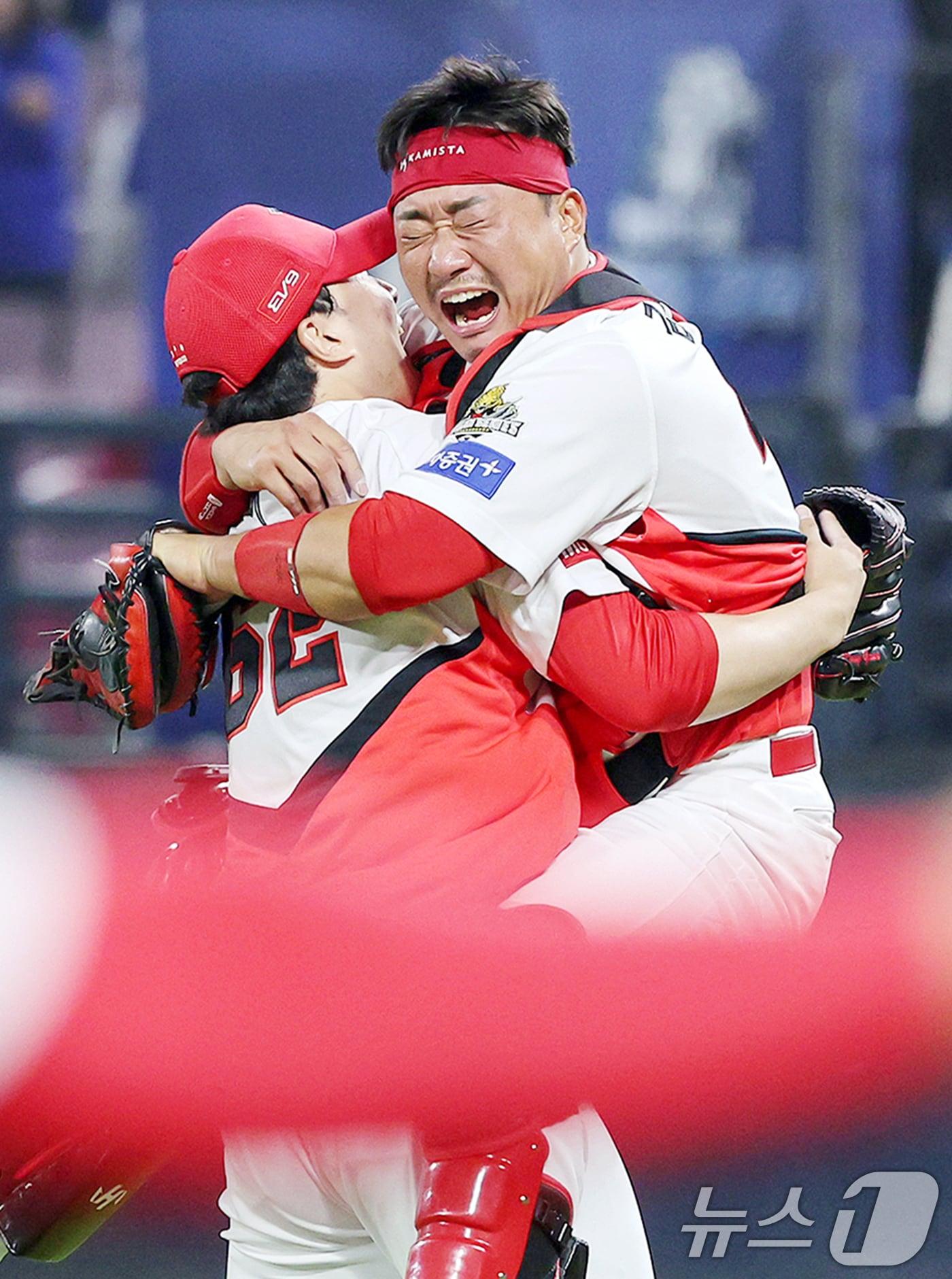 28일 오후 광주 기아챔피언스필드에서 열린 프로야구 &#39;2024 신한 SOL 뱅크 KBO 포스트시즌&#39; 한국시리즈 5차전 삼성 라이온즈와 KIA 타이거즈의 경기에서 7대5로 승리하며 통합 우승을 차지한 KIA 마무리 정해영과 포수 김태군이 얼싸안으며 기뻐하고 있다. 2024.10.28/뉴스1 ⓒ News1 장수영 기자