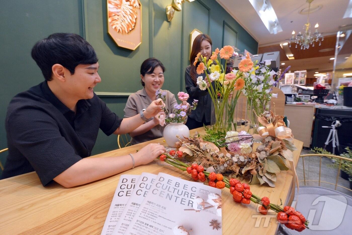 대백문화센터 꽃꽃이 강좌에 참가한 수강생이 실습을 받고 있다.&#40;대구백화점 제공&#41;