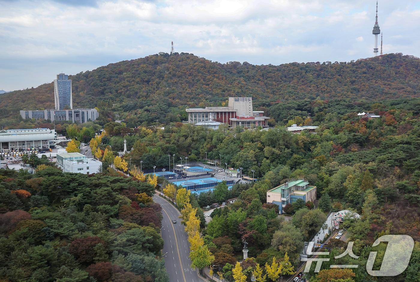 전국이 대체로 맑고 선선한 가을 날씨를 보인 29일 오전 서울 중구 신라호텔에서 바라본 남산에 단풍이 울긋불긋 물들어 있다. 2024.10.29/뉴스1 ⓒ News1 김진환 기자