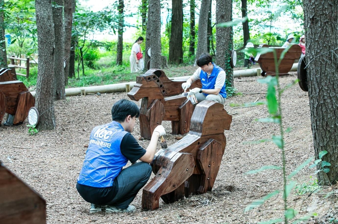 KCC와 한국미래환경협회가 &#39;유아숲 체험원&#39; 보수 활동을 진행하고 있다.&#40;KCC 제공&#41;