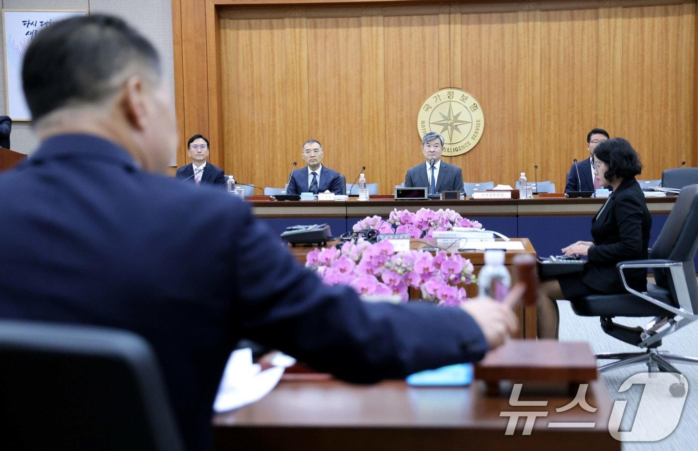 29일 서울 서초구 내곡동 국가정보원에서 국회 정보위원회의 국정원에 대한 국정감사가 개회되고 있다. 왼쪽부터 국정원 김남우 기조실장, 황원진 2차장, 조태용 국정원장, 윤오준 3차장. 2024.10.29/뉴스1 ⓒ News1 국회사진취재단