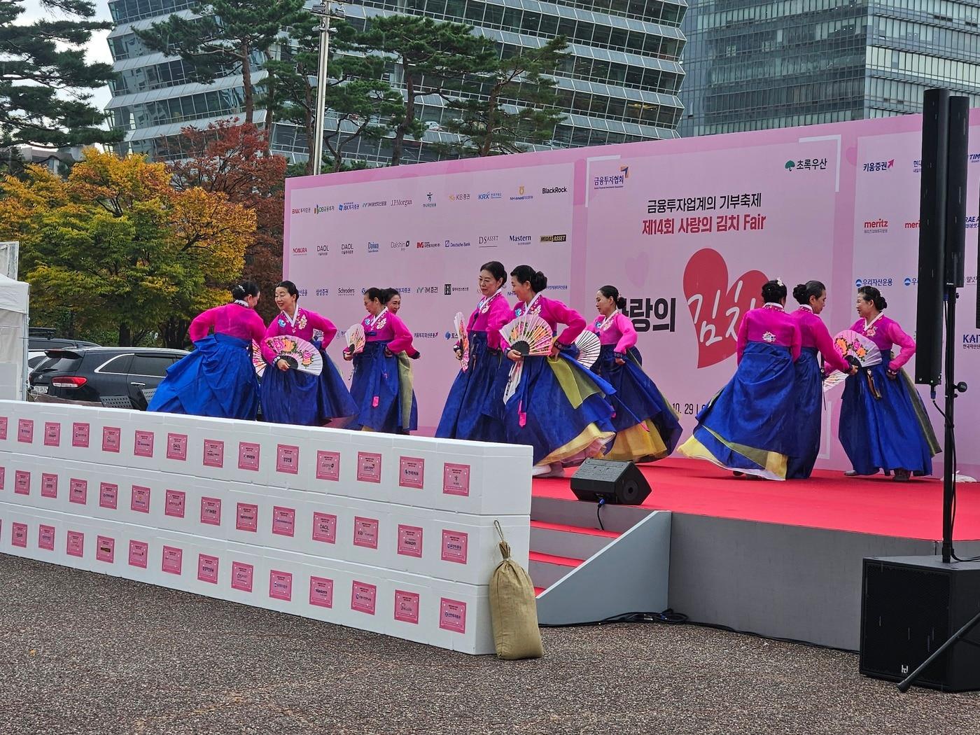 금융투자협회는 29일 서울 여의도공원에서 금융투자회사&#40;증권․자산운용․선물·부동산신탁사&#41;, 증권유관기관들과 공동으로 &#39;제14회 사랑의 김치페어&#39; 기부 행사를 열었다.