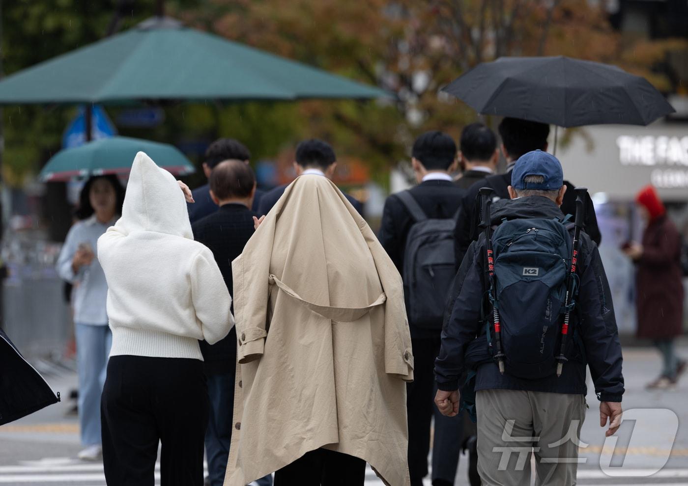 가을비가 내리는 29일 오전 서울 세종대로 광화문광장에서 우산을 준비하지 못한 시민들이 발걸음을 재촉하고 있다. 2024.10.29/뉴스1 ⓒ News1 이재명 기자