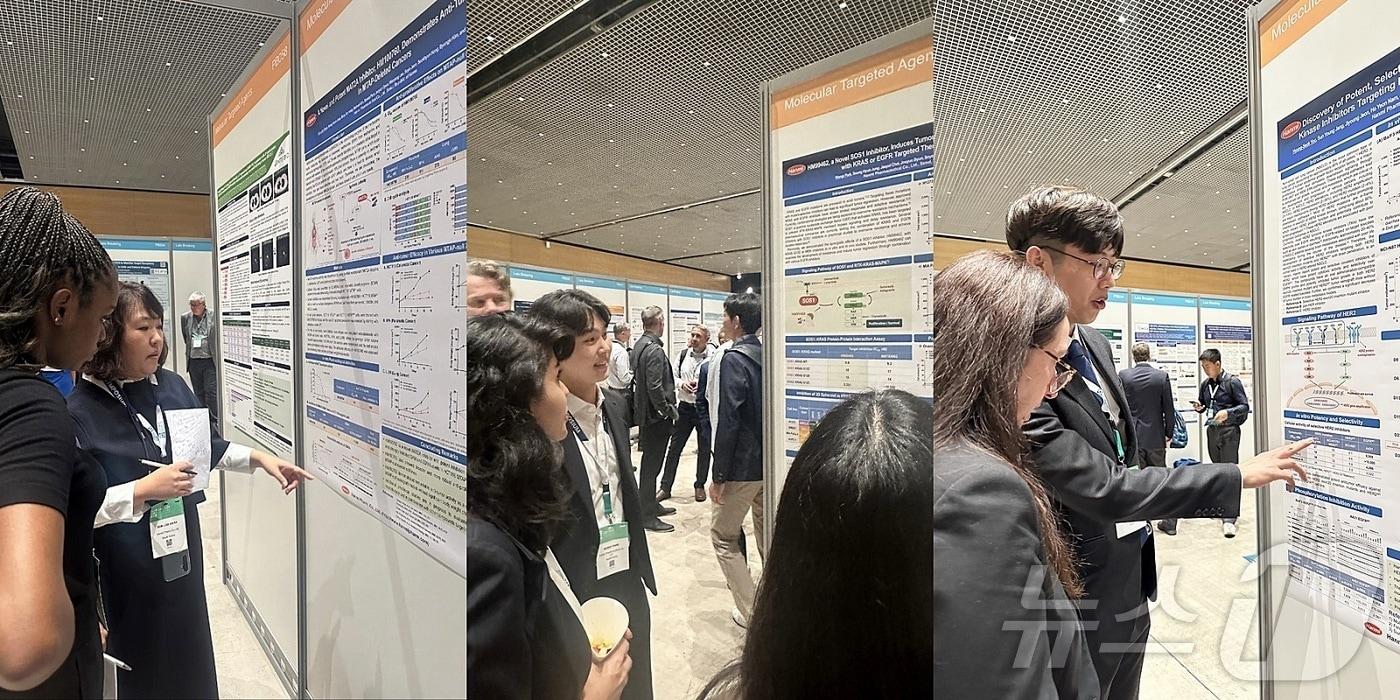 한미약품 R&D센터 곽은주 연구원&#40;왼쪽부터&#41;, 박원기 연구원, 유형석 연구원이 국제 암 학술대회 ‘EORTC-NCI-AACR 2024’에서 차세대 항암 신약의 연구 결과 3건이 담긴 포스터 내용을 설명하고 있다.&#40;한미약품 제공&#41;/뉴스1 ⓒ News1