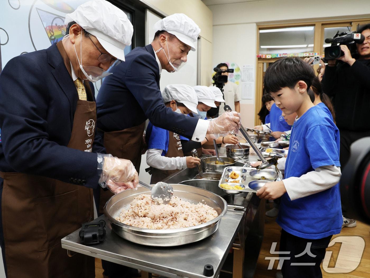 정근식 서울시교육감이 도봉구 창경초등학교에서 학생들에게 점심 급식을 배식 하고 있다. /뉴스1 ⓒ News1 황기선 기자