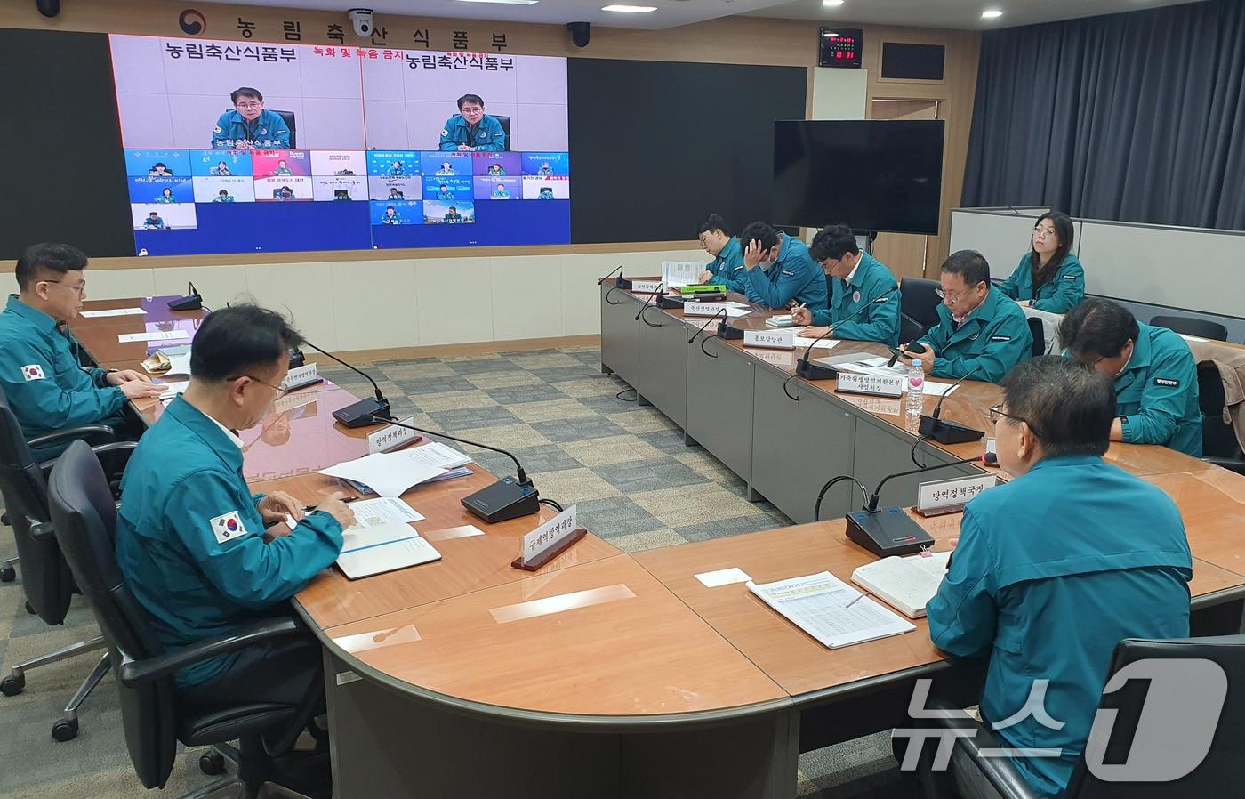 최정록 농림축산식품부 방역정책국장이 25일 세종시 농식품부에서 럼피스킨이 발생한 것과 관련해 관계부처와 지자체가 참여하는 대책본부 회의를 주재하고 있다. &#40;농림축산식품부 제공&#41; 2024.10.29/뉴스1