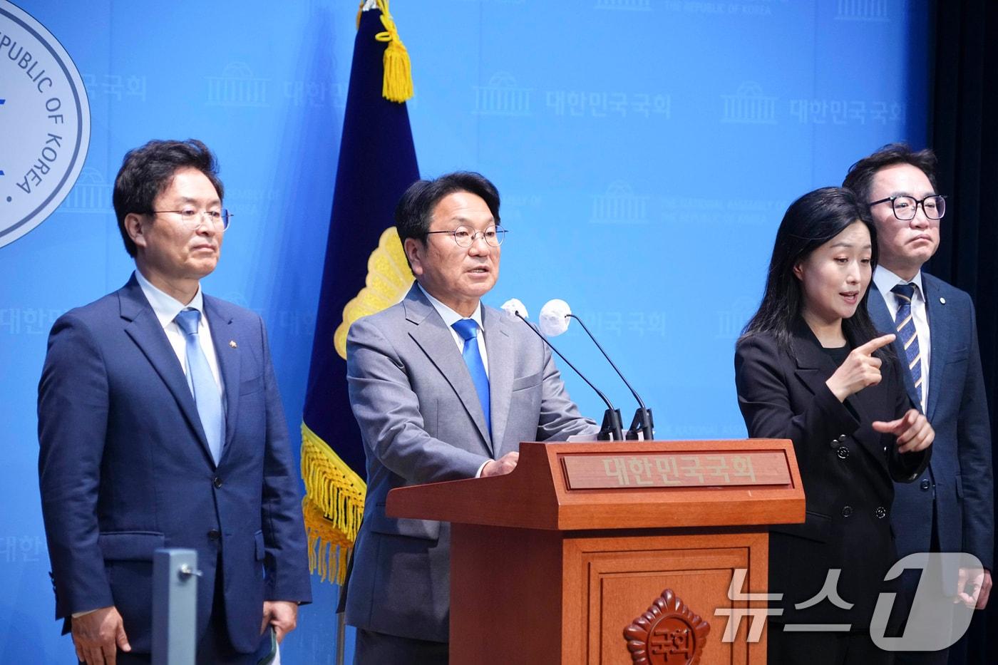 강기정 광주시장이 29일 서울 국회 소통관에서 정진욱 국회의원과 공공배달앱 활성화 지원 관련 기자회견을 하고 있다.&#40;광주시 제공&#41;2024.10.29/뉴스1 