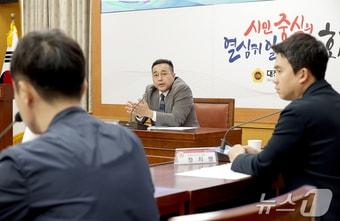 대전시의회 산업건설위원회 김영삼 의원이 29일 학교 엘리트 체육 활성화를 위한 정책간담회를 주재하고 있다.&#40;대전시의회 제공&#41;/뉴스1