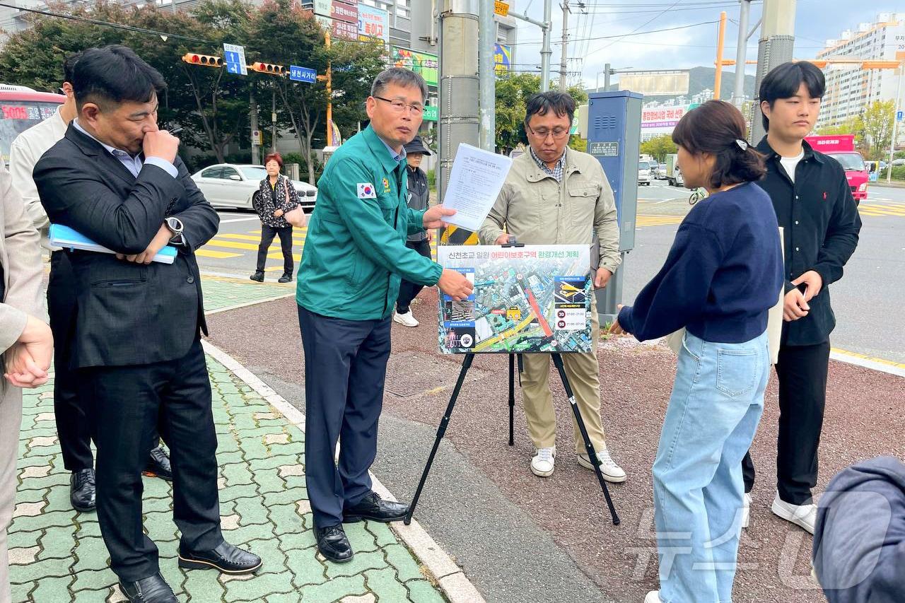 울산시의회 문석주 의원이 29일 오후 ‘신천초등학교 일원 어린이보호구역 환경개선‘과 관련해 현장을 방문해 주민설명회를 개최했다고 밝혔다.&#40;울산시의회 제공&#41;