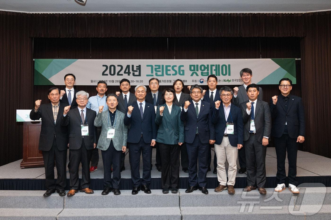  왼쪽부터 최남용 한국산림탄소협회장, 박원우 서울대학교 교수, 남성현 前산림청장, 최무열 한국임업진흥원장, 이미라 산림청 차장, 박정희 한국산림경영인협회장, 최돈하 한국임업진흥원 이사, 김관호 산림청 산림정책과장&#40;산림청 제공&#41;/뉴스1