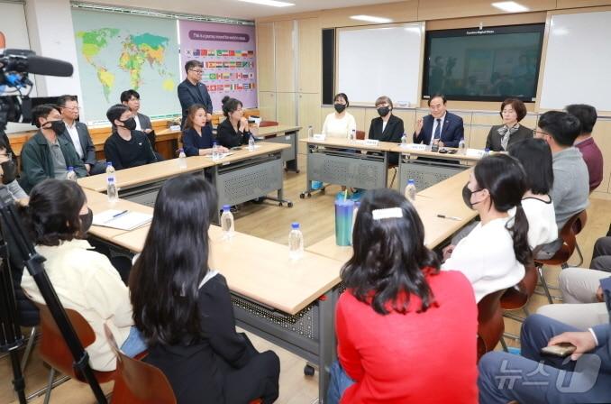 서거석 전북 교육감이 29일 오후, 악성민원으로 진통을 겪고 있는, 전주A 초등학교를 방문, 교사 및 학부모들과 간담회를 갖고 있다.&#40;전북교육청 제공&#41;/뉴스1