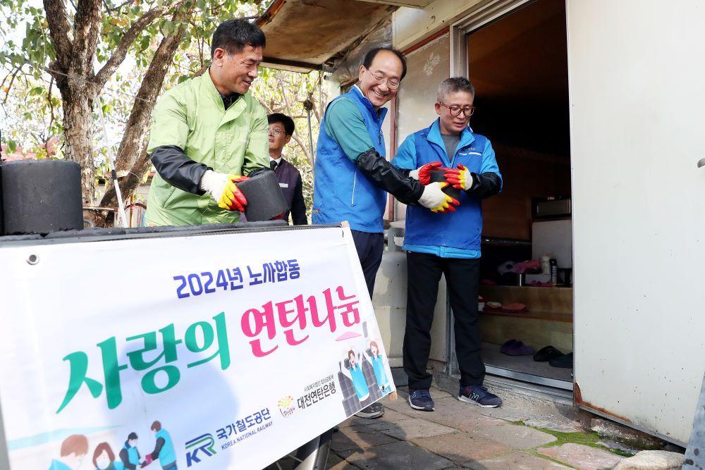 이성해 국가철도공단 이사장&#40;오른쪽에서 2번째&#41;이 사랑의 연탄나눔 행사에 참여하고 있다.&#40;국가철도공단 제공&#41;