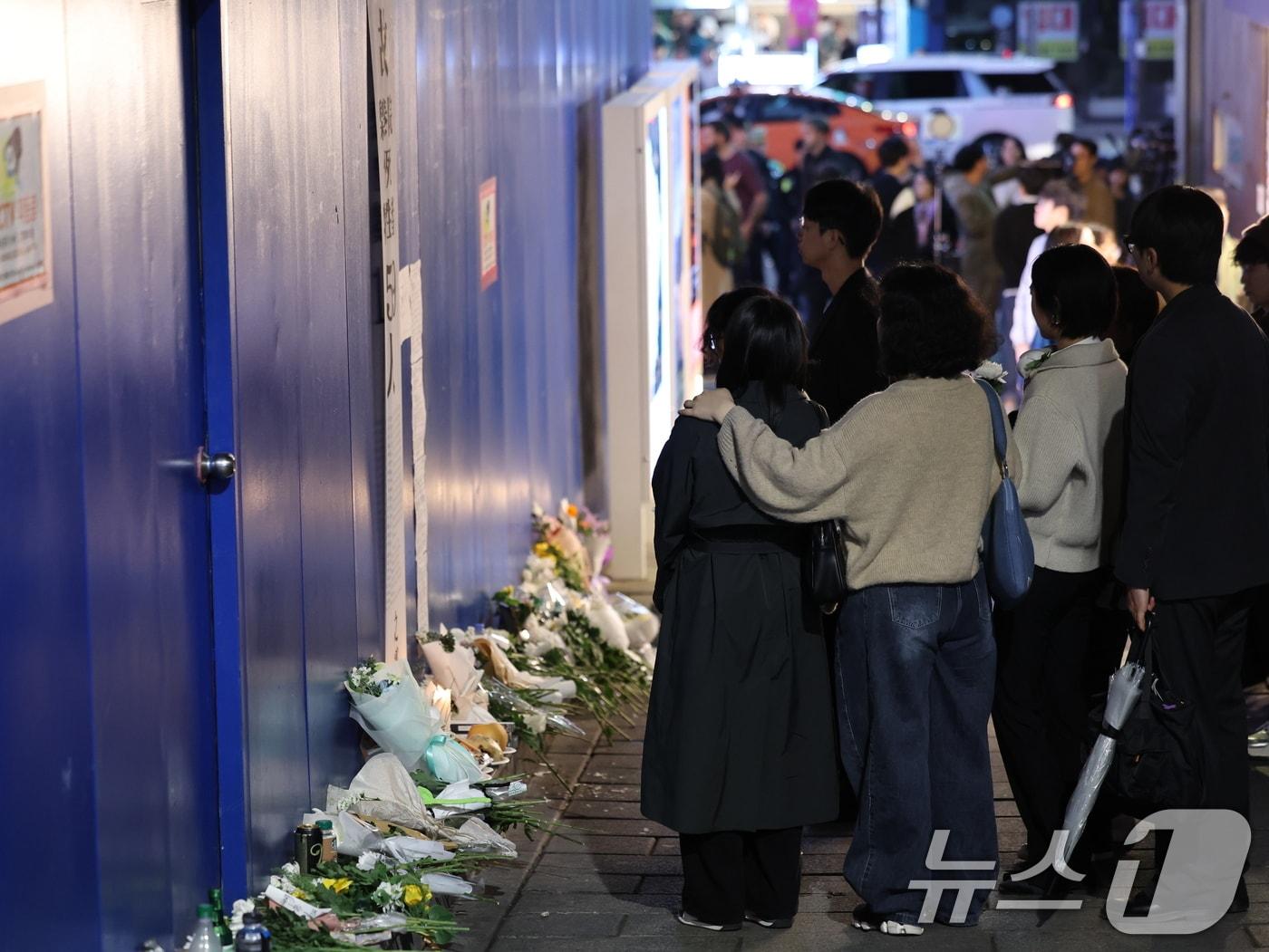 이태원 참사 2주기인 29일 오후 서울 용산구 이태원역 1번 출구 앞 ‘10.29 기억과 안전의 길&#39;에서 시민들이 추모하고 있다. 2024.10.29/뉴스1 ⓒ News1 박지혜 기자