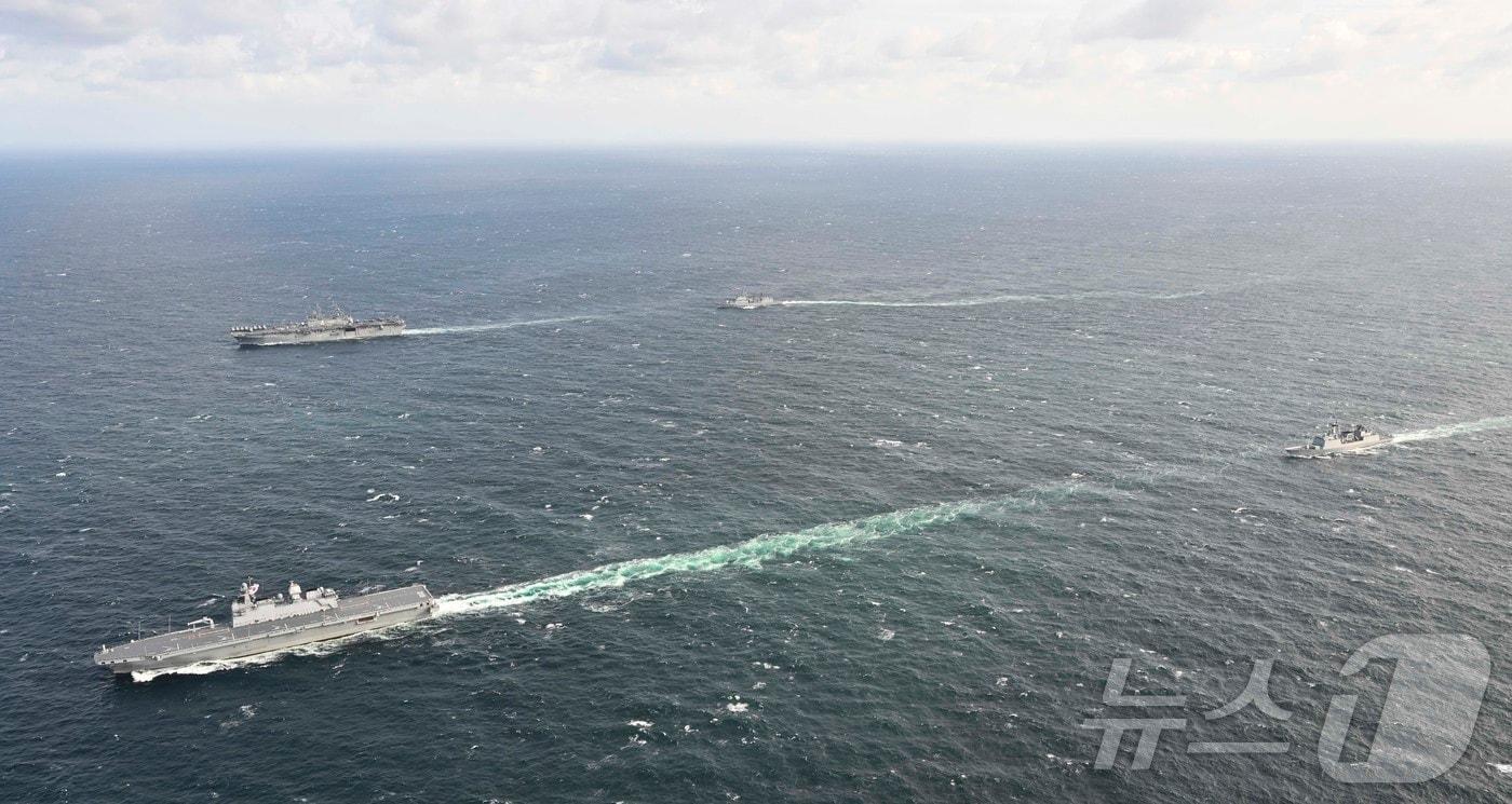  한미 해군이 10월 2일 포항 동방 해상에서 연합해상훈련을 실시하고 있다. 아랫줄 왼쪽부터 마라도함, 충무공이순신함, 윗줄 왼쪽부터 미 해군 복서함, 양만춘함. &#40;해군 제공&#41;