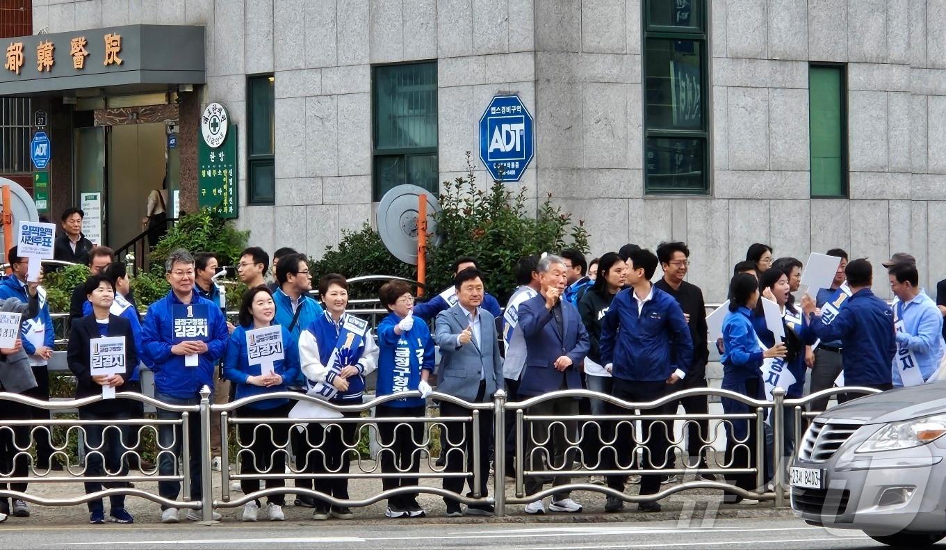 10·16 재·보궐선거의 공식 선거운동이 시작된 3일 오전 김경지 더불어민주당 금정구청장 후보와 김민석·이언주 최고위원, 김정호·허성무 국회의원 등이 도시철도 남산역 앞에서 구민들에게 인사하고 있다.2024.10.03/ 뉴스1 ⓒ News1 조아서 ⓒ News1 조아서 기자