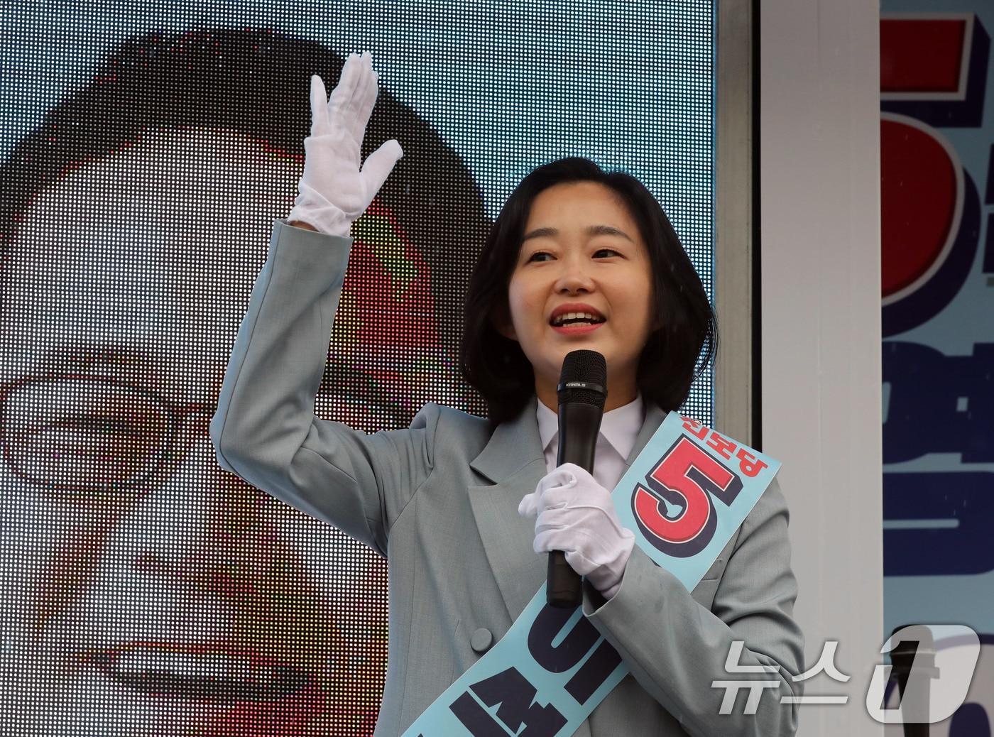 공식 선거운동 첫날인 3일 전남 영광군 영광터미널 시장에서 김재연 진보당 상임대표가 이석하 영광군수 후보를 지지하는 발언하고 있다. 2024.10.3/뉴스1 ⓒ News1 박지현 기자