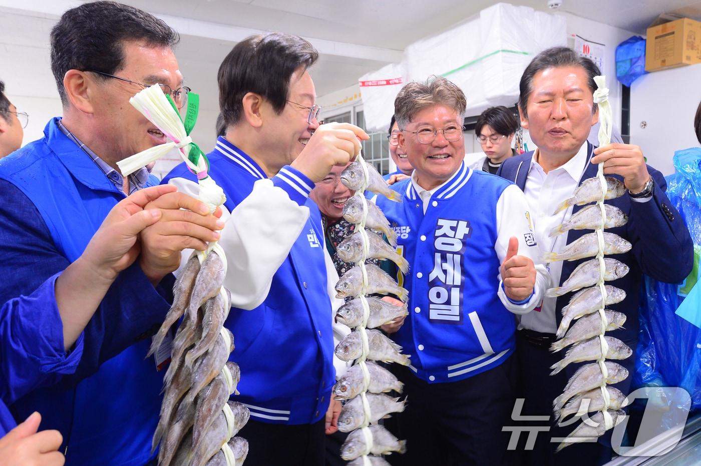 10·16 전남 영광군수 재선거 공식 선거운동이 시작된 3일 오전 영광군 법성면 법성포 굴비거리에서 이재명 민주당 대표가 굴비를 살펴보고 있다. 2024.10.3/뉴스1 ⓒ News1 이승현 기자