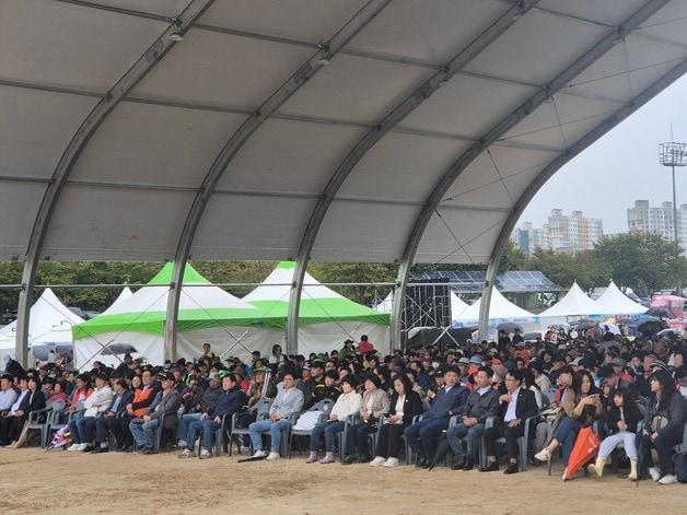 증평인삼골축제 행사장을 찾은 방문객들이 공연을 관람하고 있다.&#40;증평군 제공&#41;/뉴스1