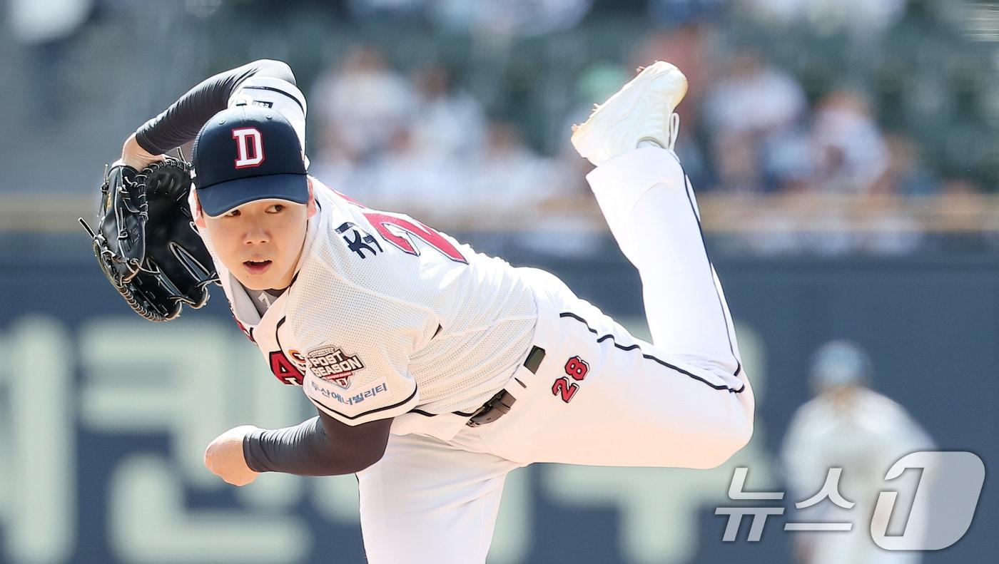 3일 오후 서울 송파구 잠실야구장에서 열린 프로야구 &#39;2024 신한 SOL 뱅크 KBO리그&#39; KT 위즈와 두산 베어스의 포스트시즌 와일드카드 결정전 2차전, 두산 선발 최승용 1회초 역투하고 있다. 2024.10.3/뉴스1 ⓒ News1 김성진 기자