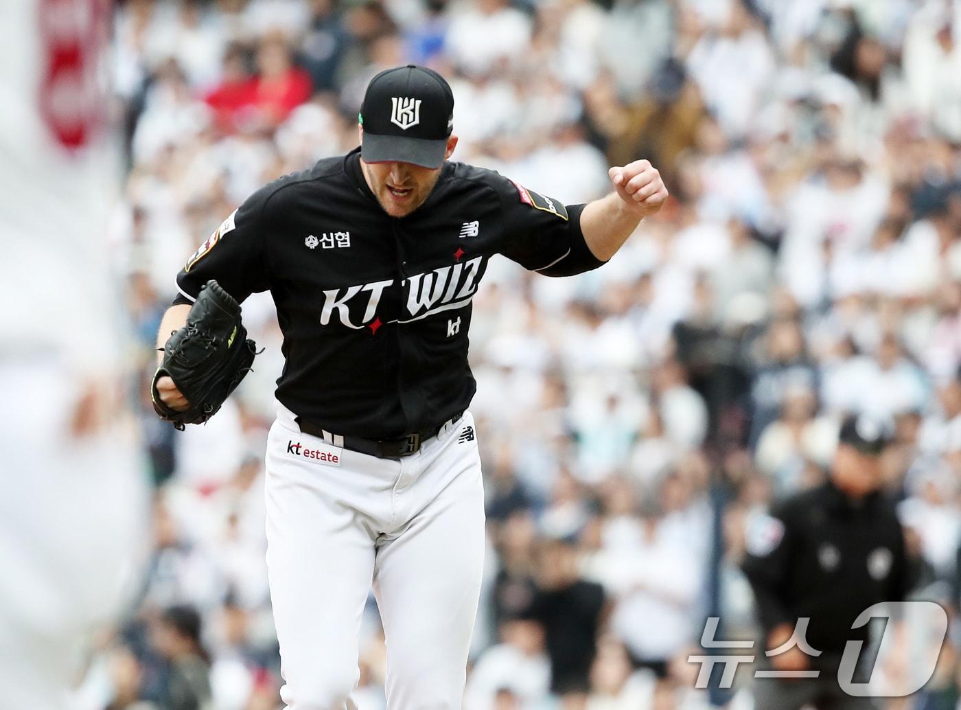 3일 오후 서울 송파구 잠실야구장에서 열린 프로야구 &#39;2024 신한 SOL 뱅크 KBO리그&#39; KT 위즈와 두산 베어스의 포스트시즌 와일드카드 결정전 2차전, KT 선발투수 벤자민이 5회말 2사 만루 위기를 무실점으로 막아낸 후 포효하고 있다. 2024.10.3/뉴스1 ⓒ News1 오대일 기자