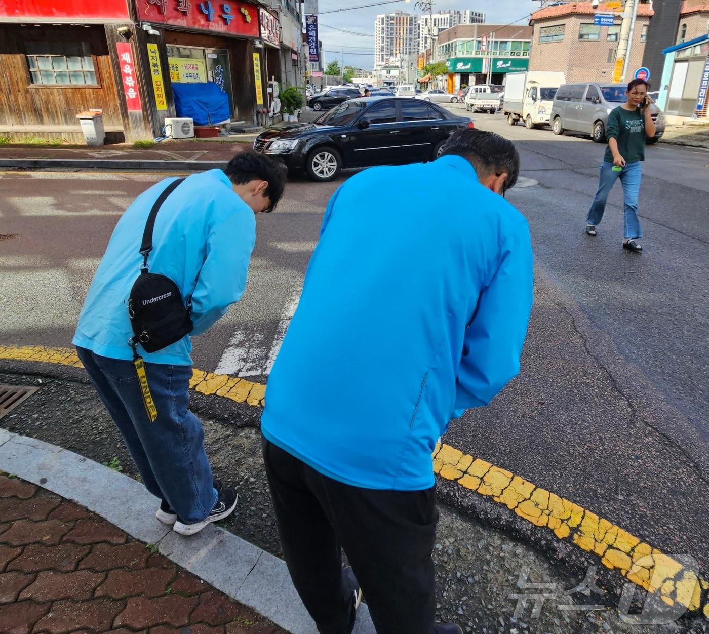 부산에서 온 택배노조원들이 3일 전남 영광군수 재선거에서 진보당을 돕기 위해 영광읍에서 자원봉사를 하고 있다.선거운동원이 아닌 이들의 점퍼는 진보당 글자가 없다. 2024.10.3/뉴스1 ⓒ News1 서충섭 기자