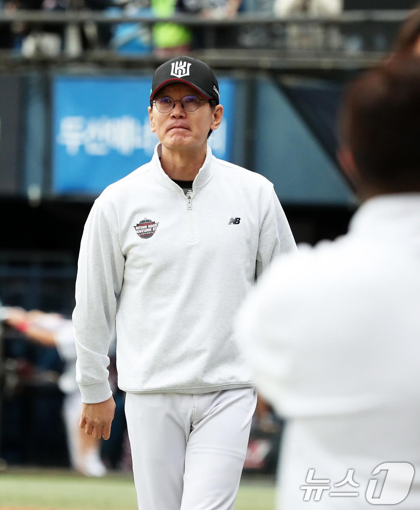 3일 오후 서울 송파구 잠실야구장에서 열린 프로야구 &#39;2024 신한 SOL 뱅크 KBO리그&#39; KT 위즈와 두산 베어스의 포스트시즌 와일드카드 결정전 2차전에서 1-0 승리를 거두며 준플레이오프 진출을 이끈 KT 이강철 감독이 경기 후 팬들을 향해 인사하고 있다. 2015년 와일드카드 결정전 도입 후 5위 팀이 4위 팀을 제치고 준플레이오프에 올라간 경우는 이번이 처음이다. 2024.10.3/뉴스1 ⓒ News1 오대일 기자