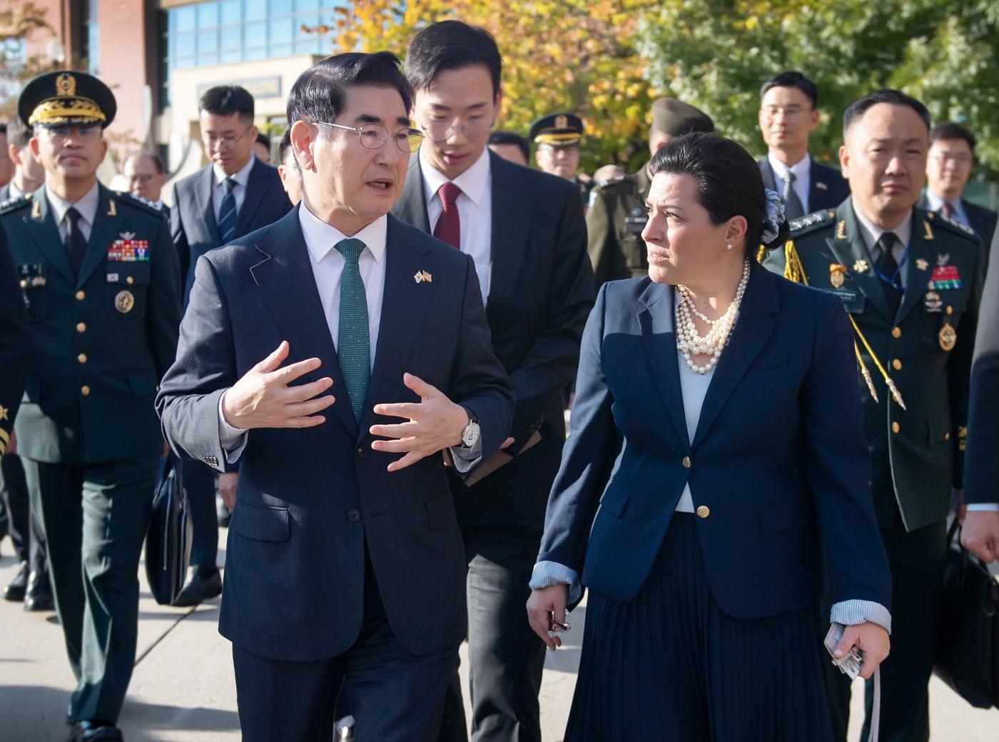 김용현 국방부 장관이 안 볼판테 게브하르트 미 해군성 차관보와 협력 방안을 논의하고 있다.&#40;국방부 제공&#41;