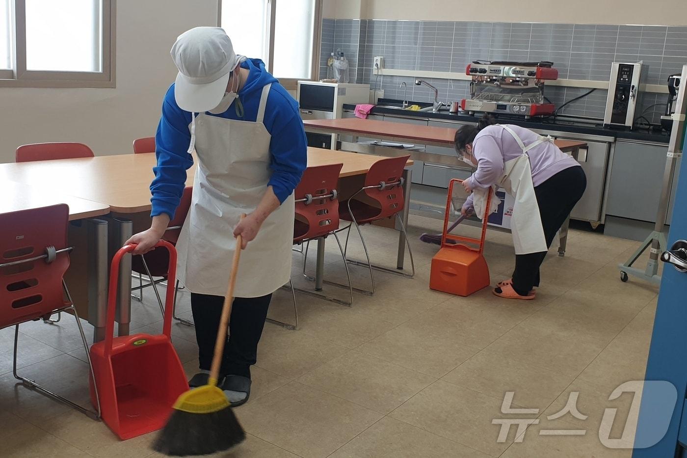  30일 충북 음성군은 2025년에 장애인 일자리 사업 기관을 읍면 행정복지센터까지 확대한다고 밝혔다. 사진은 일자리 참여 모습.&#40;음성군 제공&#41;/뉴스1