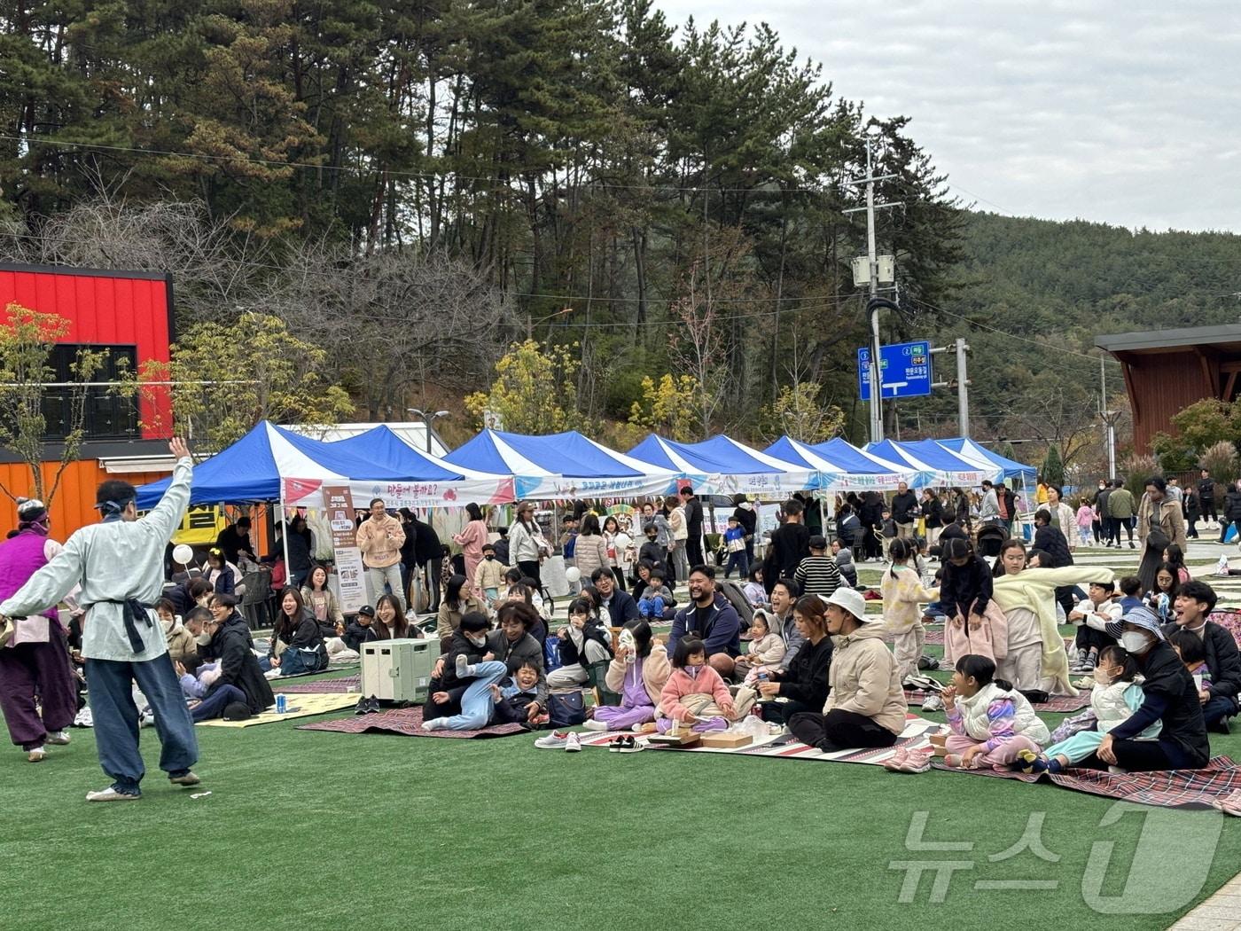 진주시 진양호공원 추억여행 가을 축제&#40;진주시 제공&#41;.